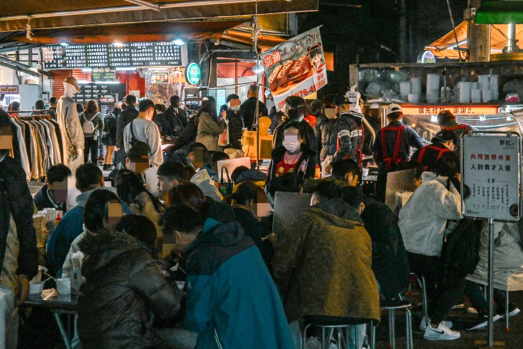 【樂華夜市】郭記麻辣臭豆腐：排隊美食鴨血臭豆腐油飯(外帶) @女子的休假計劃