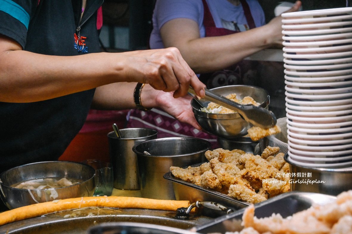 阿國蝦仁羹｜樂華夜市美食，炒米粉加綜合羹百元有找(外帶) @女子的休假計劃