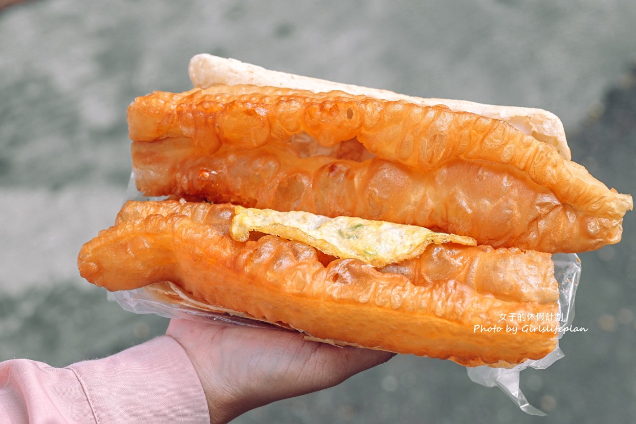 巨人傳統早餐｜在地人氣早餐，超巨燒餅加油條30元(外帶) @女子的休假計劃