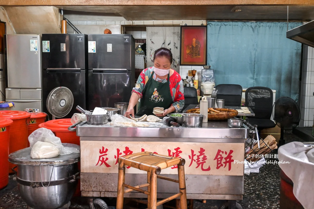 【高雄燒餅】老鄉碳烤燒餅，炭烤傳統缸爐燒餅20元(外帶) @女子的休假計劃