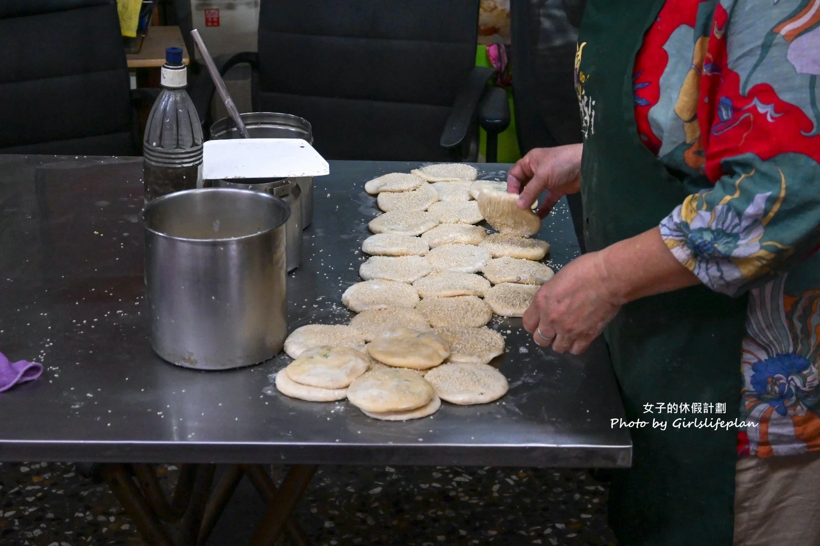 老鄉碳烤燒餅｜古法製作炭烤傳統缸爐燒餅25元(外帶) @女子的休假計劃