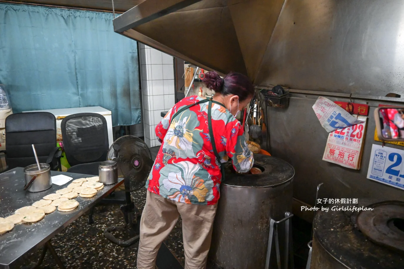 【高雄燒餅】老鄉碳烤燒餅，炭烤傳統缸爐燒餅20元(外帶) @女子的休假計劃
