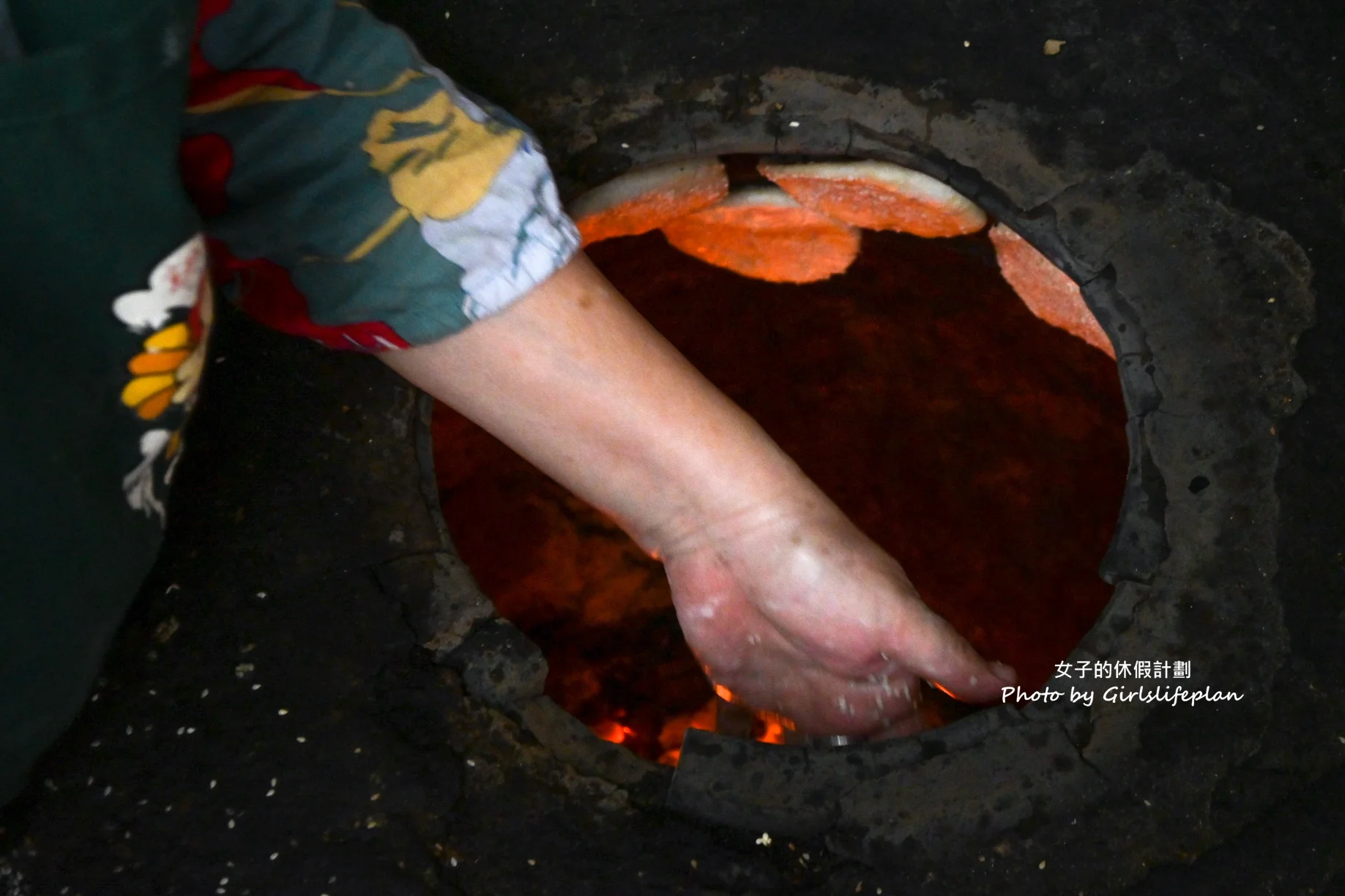 老鄉碳烤燒餅｜古法製作炭烤傳統缸爐燒餅25元(外帶) @女子的休假計劃