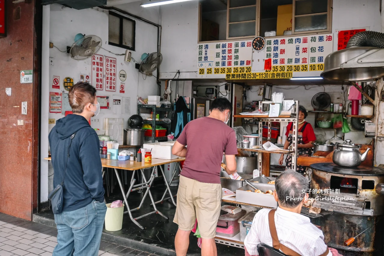 【台北早餐】青島豆漿店｜傳統古早味燒餅油條(外帶) @女子的休假計劃