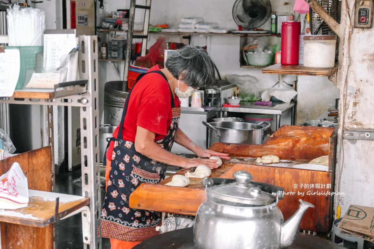 【台北早餐】青島豆漿店｜傳統古早味燒餅油條(外帶) @女子的休假計劃