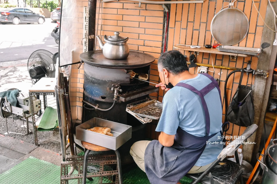 【台北早餐】青島豆漿店｜傳統古早味燒餅油條(外帶) @女子的休假計劃