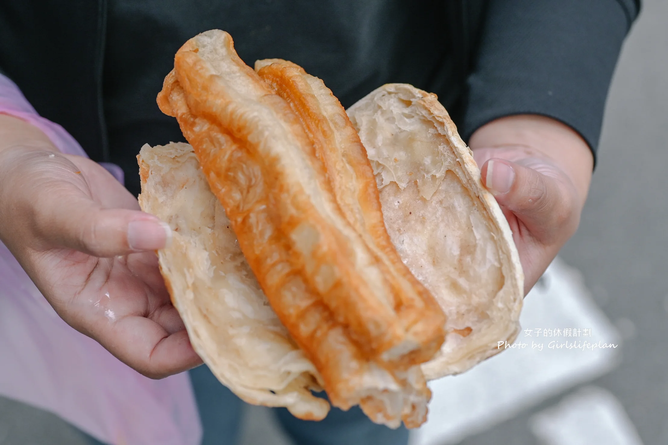【台北早餐】青島豆漿店｜傳統古早味燒餅油條(外帶) @女子的休假計劃