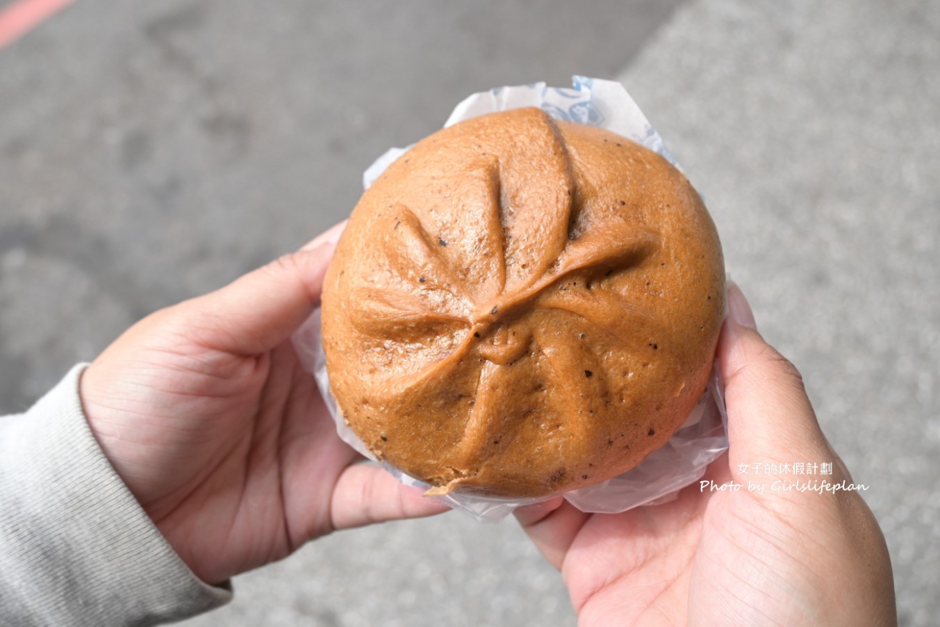 西大發｜超夯排隊美食老麵包子買十送六(外帶) @女子的休假計劃