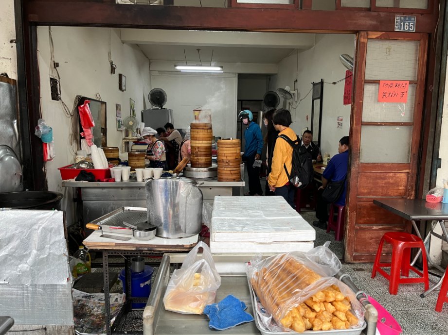 【新竹早餐】鳳英豆漿店，平價傳統手工蛋餅&現桿小籠包(外帶) @女子的休假計劃