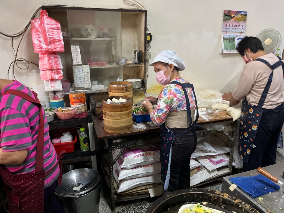 【新竹早餐】鳳英豆漿店，平價傳統手工蛋餅&現桿小籠包(外帶) @女子的休假計劃