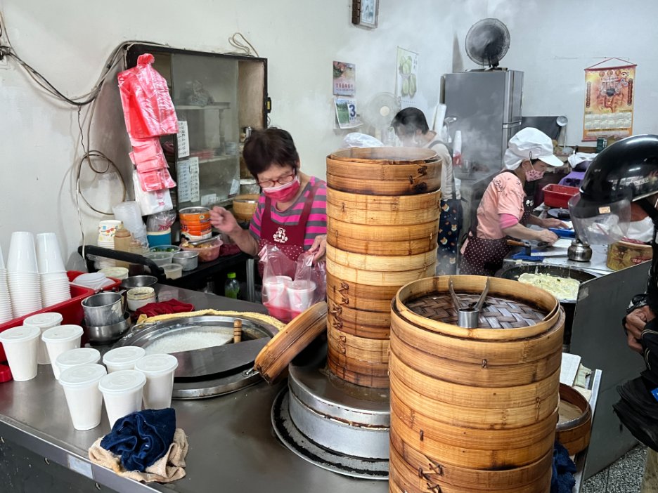 【新竹早餐】鳳英豆漿店，平價傳統手工蛋餅&現桿小籠包(外帶) @女子的休假計劃