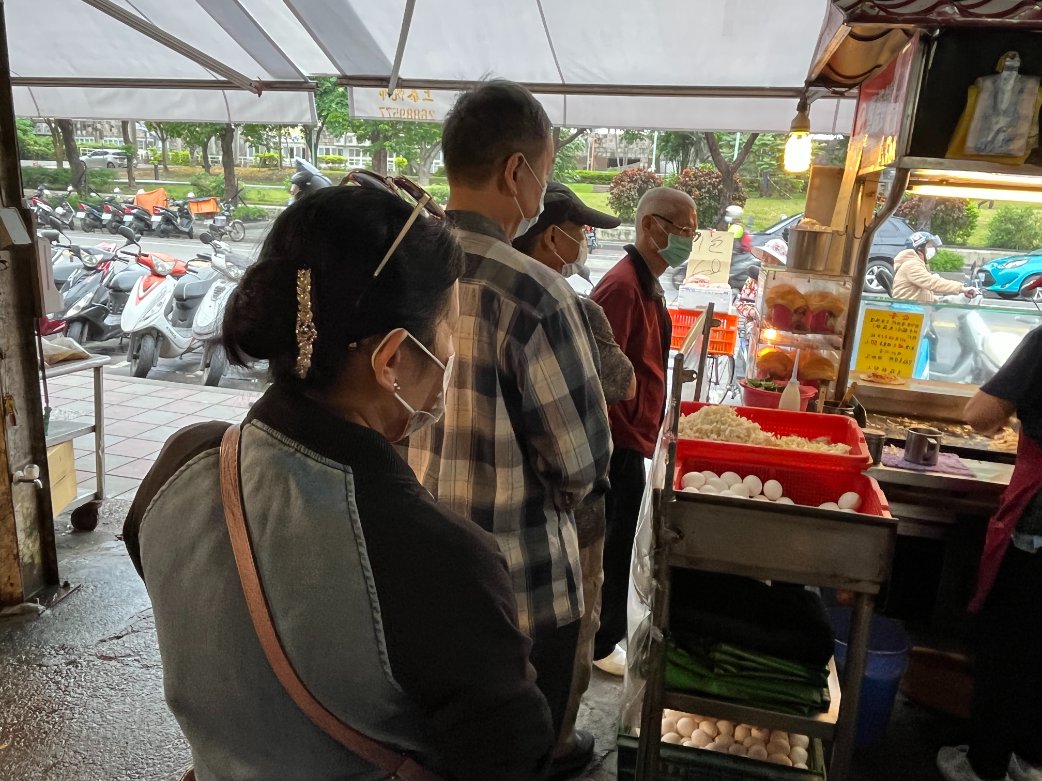 忠將蔥蔬餅：新莊在地媽媽不想告訴你的口袋名單人氣排隊美食/外帶 @女子的休假計劃