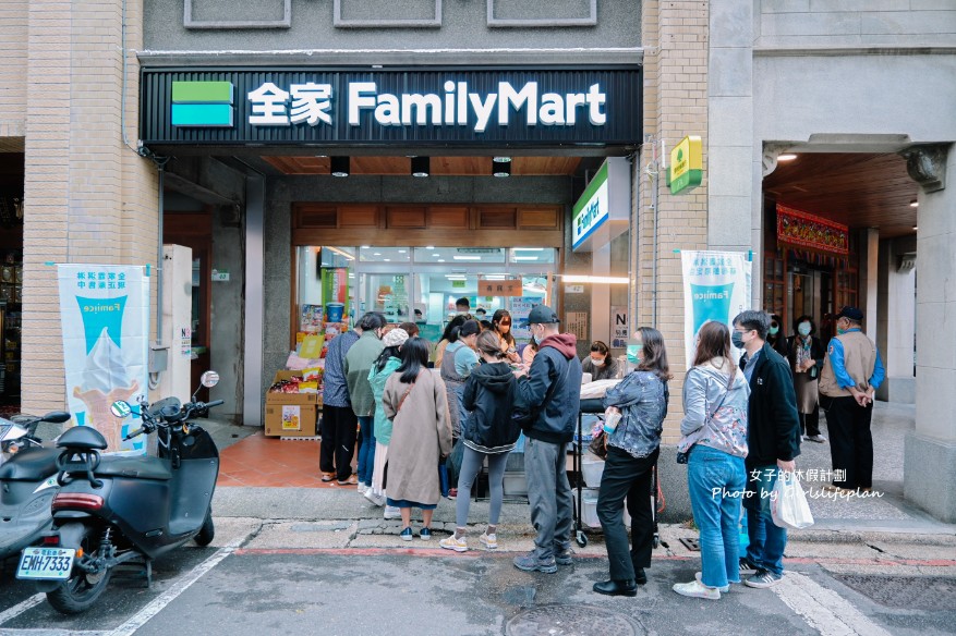 圓圓堂手工麻糬，假日才擺攤草莓大福手工麻糬(外帶) @女子的休假計劃