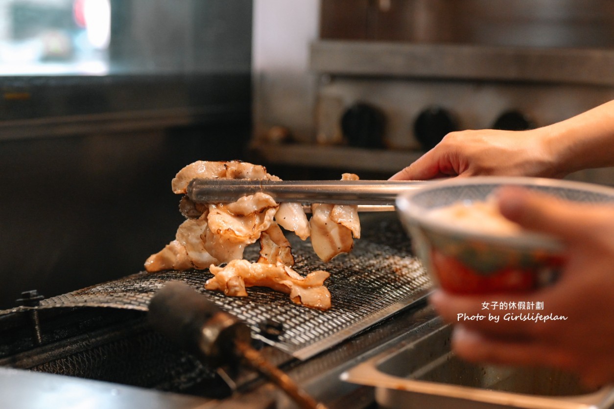 宮本武丼 中和所｜肉食控必訪，雞湯飲料霜淇淋吃到飽(外帶) @女子的休假計劃