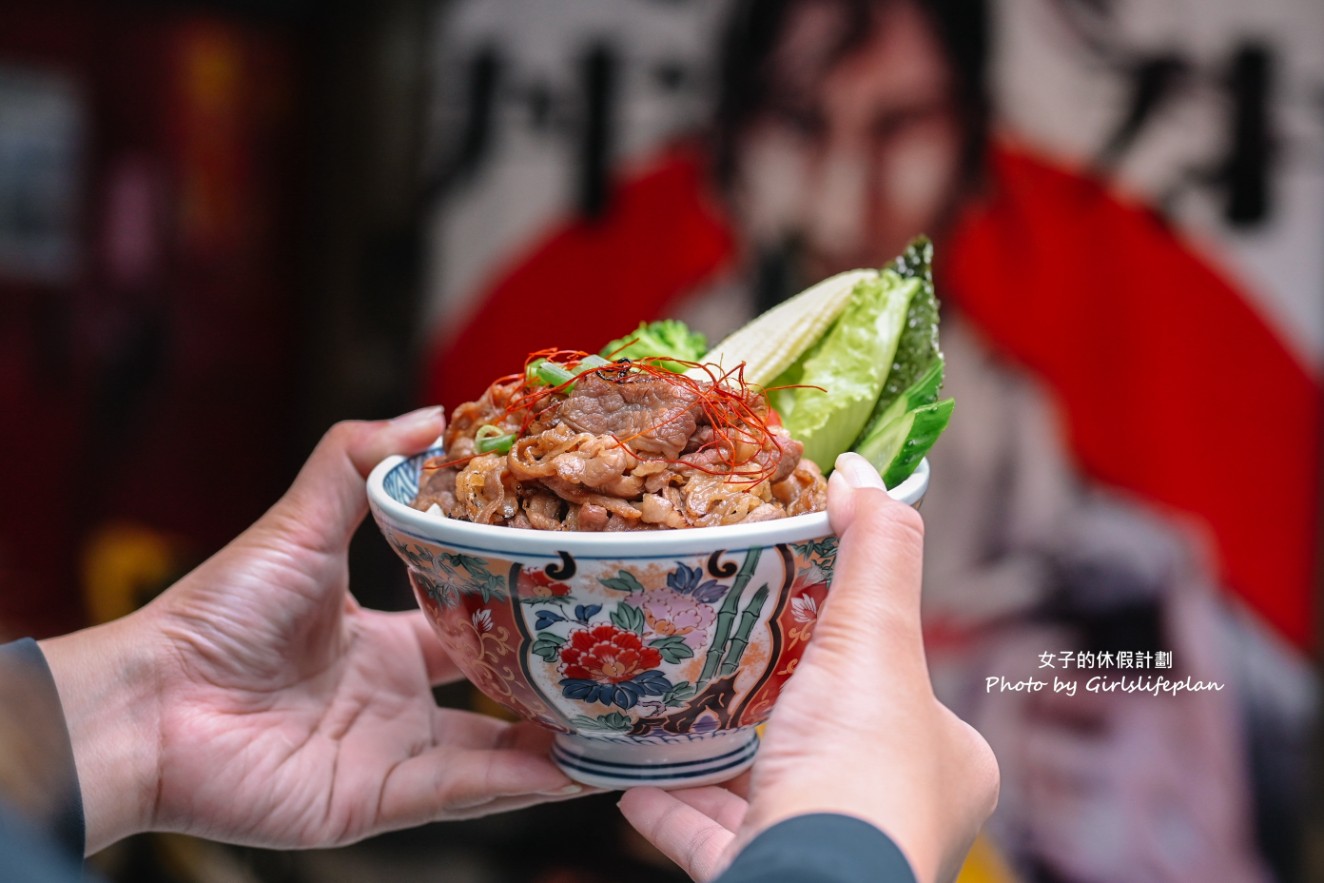 宮本武丼 中和所｜肉食控必訪，雞湯飲料霜淇淋吃到飽(外帶) @女子的休假計劃