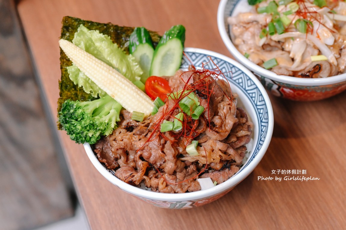 宮本武丼 中和所｜肉食控必訪，雞湯飲料霜淇淋吃到飽(外帶) @女子的休假計劃