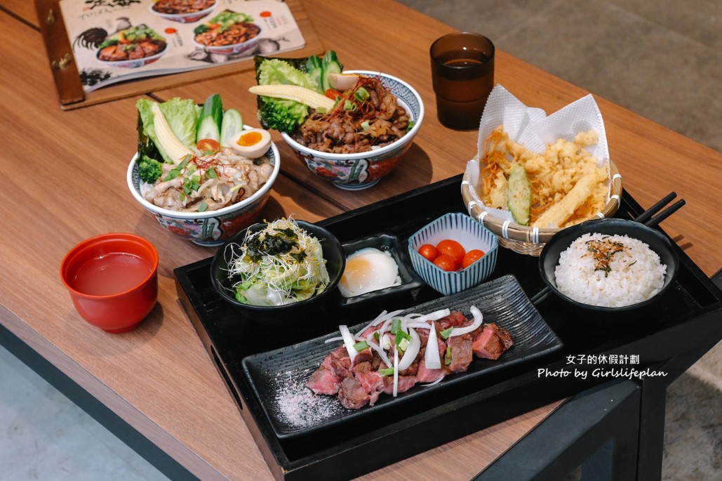宮本武丼 中和所｜肉食控必訪，雞湯飲料霜淇淋吃到飽(外帶) @女子的休假計劃