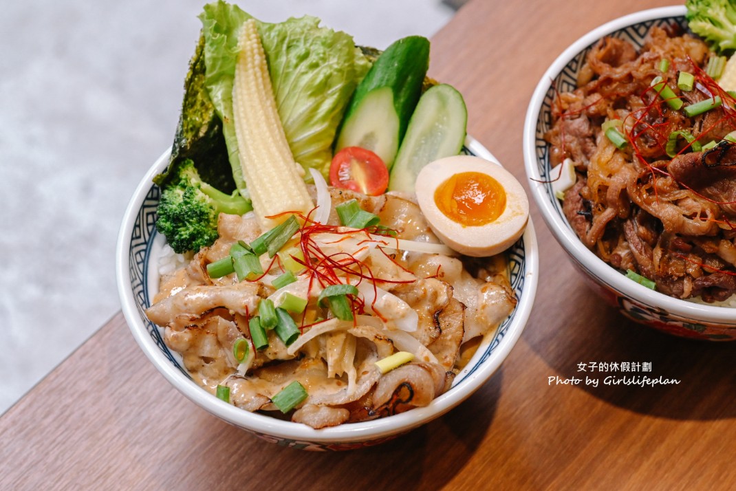 宮本武丼 中和所｜肉食控必訪，雞湯飲料霜淇淋吃到飽(外帶) @女子的休假計劃