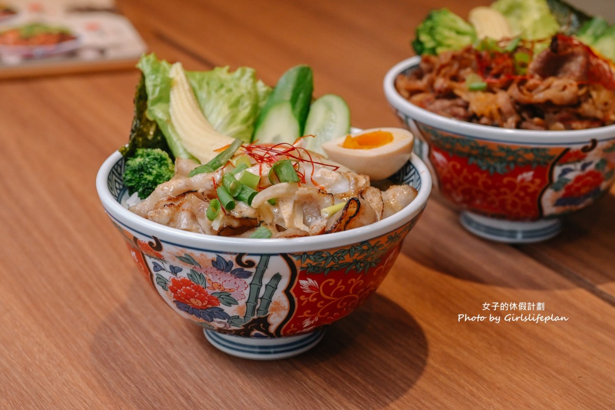 宮本武丼 中和所｜肉食控必訪，雞湯飲料霜淇淋吃到飽(外帶) @女子的休假計劃