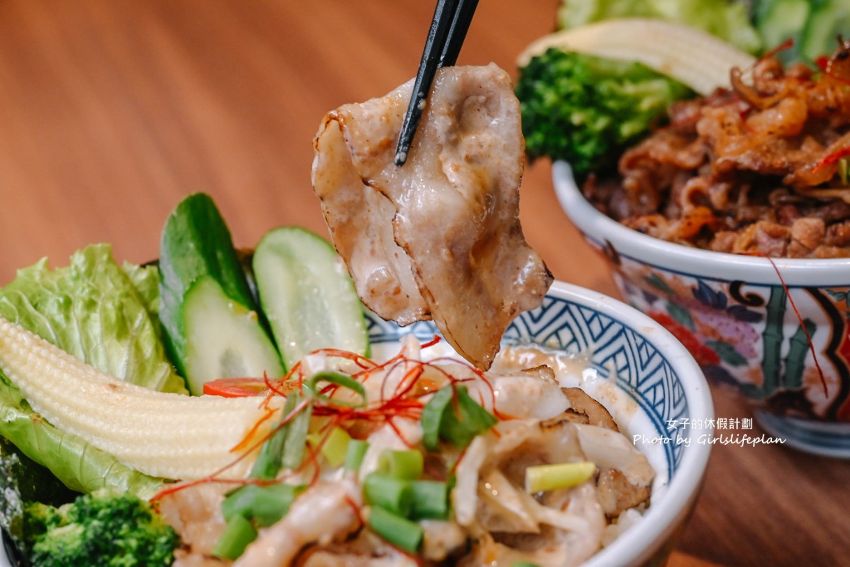 宮本武丼 中和所｜肉食控必訪，雞湯飲料霜淇淋吃到飽(外帶) @女子的休假計劃