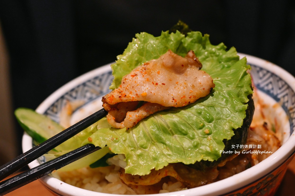 宮本武丼 中和所｜肉食控必訪，雞湯飲料霜淇淋吃到飽(外帶) @女子的休假計劃
