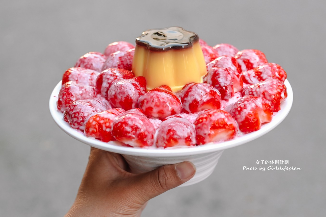 東海何媽媽冰店 | 浮誇系冰品巨無霸水果草莓冰(外帶) @女子的休假計劃