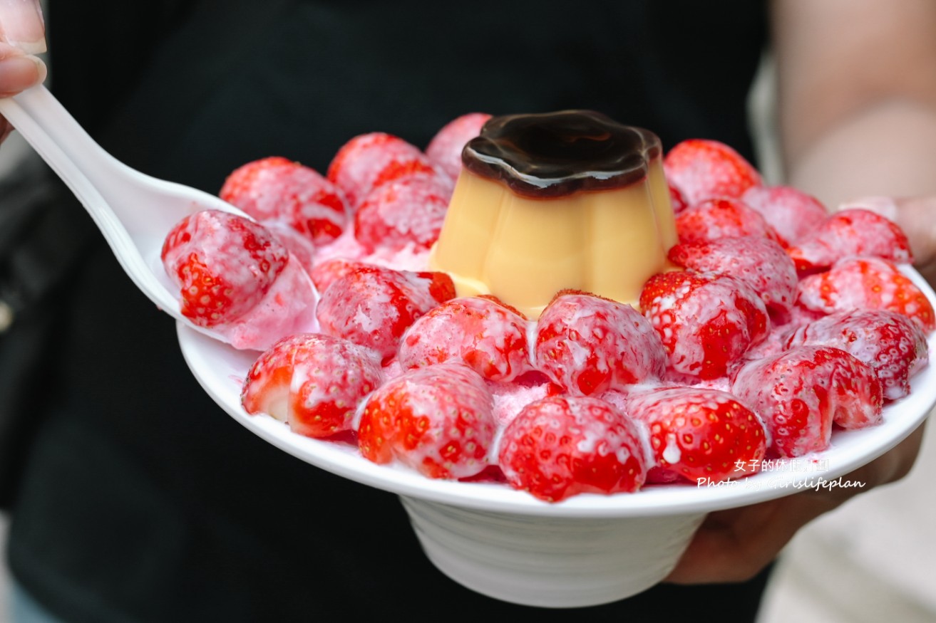 東海何媽媽冰店 | 浮誇系冰品巨無霸水果草莓冰(外帶) @女子的休假計劃