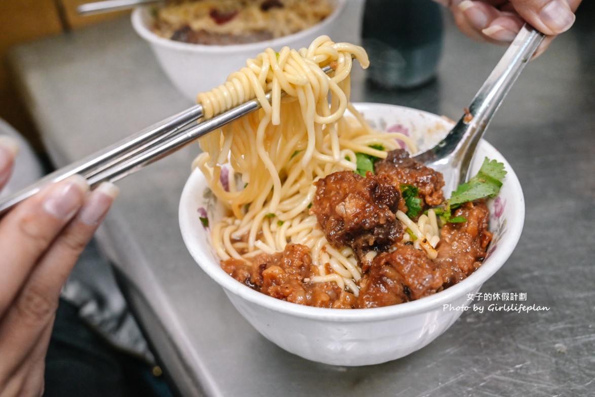 廟東清水排骨麵店｜人氣排隊美食必吃排骨麵(外帶) @女子的休假計劃