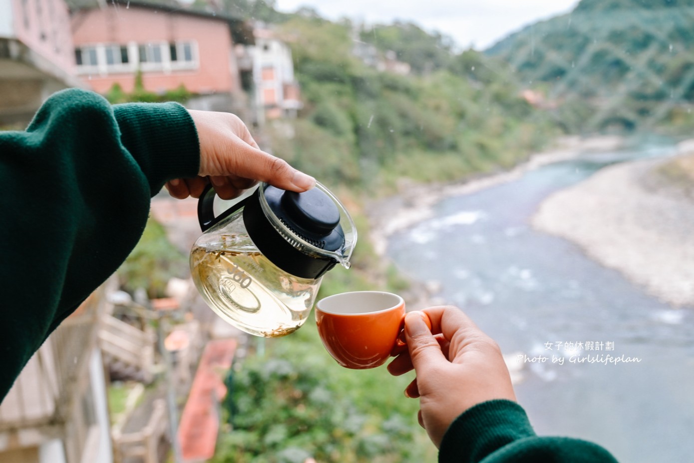 烏來水岸溫泉｜溪畔景觀冷熱超大雙浴池(交通) @女子的休假計劃