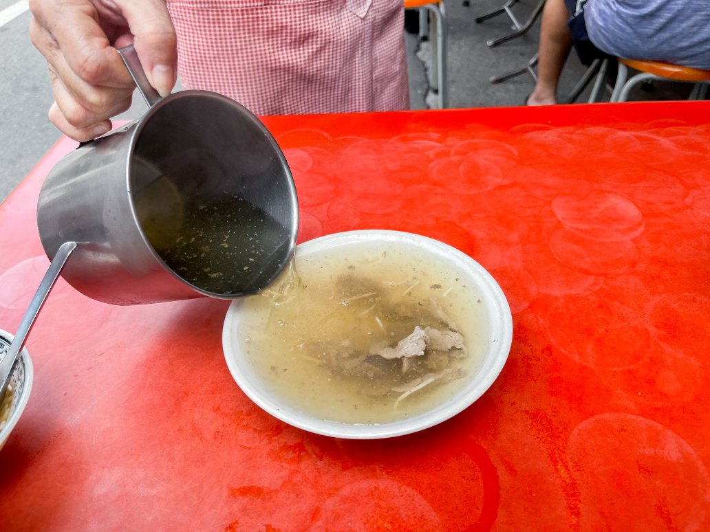 輝煌牛肉湯｜超過40年老店，牛肉湯60元還能加湯(外帶) @女子的休假計劃