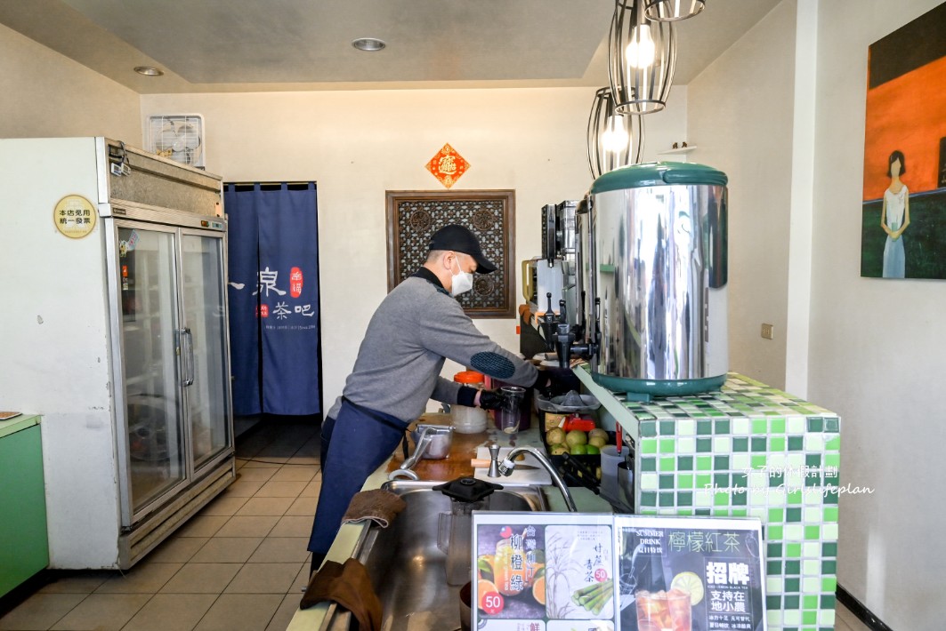 小泉茶吧 台中東勢店｜咀嚼系必飲滿杯仙草凍奶茶，價格超親民(外帶) @女子的休假計劃