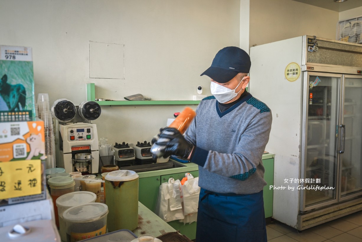 小泉茶吧 台中東勢店｜咀嚼系必飲滿杯仙草凍奶茶，價格超親民(外帶) @女子的休假計劃