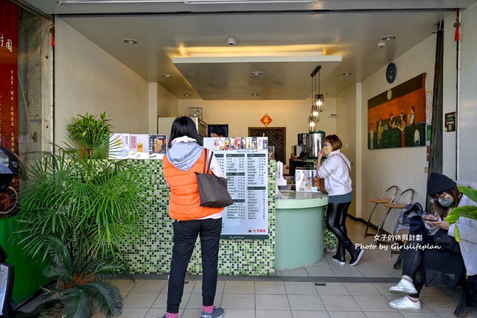 小泉茶吧 台中東勢店｜咀嚼系必飲滿杯仙草凍奶茶，價格超親民(外帶) @女子的休假計劃