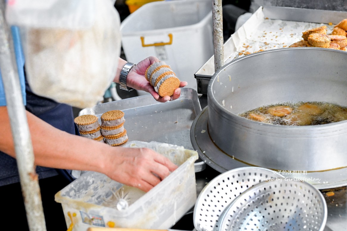 府東街147號蔥油餅｜在地人氣美食，甜甜圈、雙胞胎、番薯球都10元(外帶) @女子的休假計劃