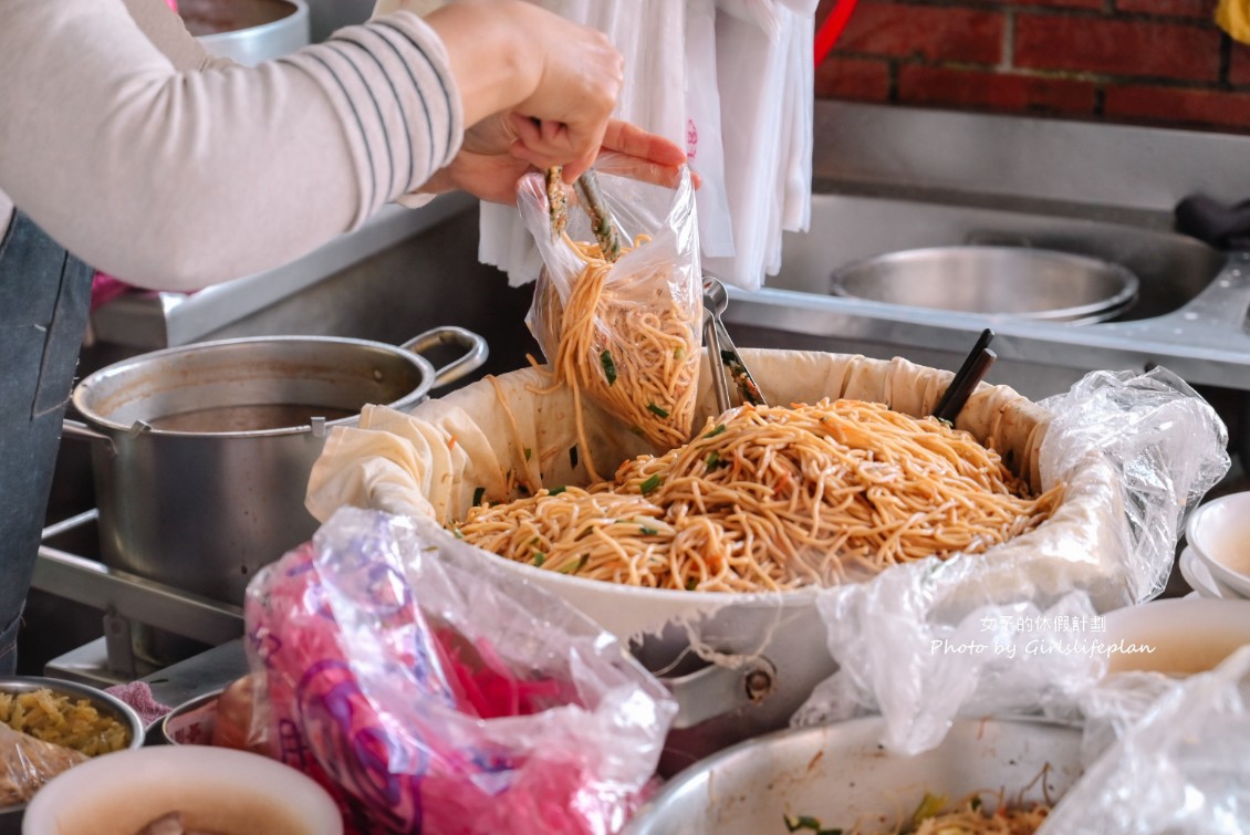 阿婆炒麵｜40年老店，在地人都點隱藏版配豬血湯(外帶) @女子的休假計劃