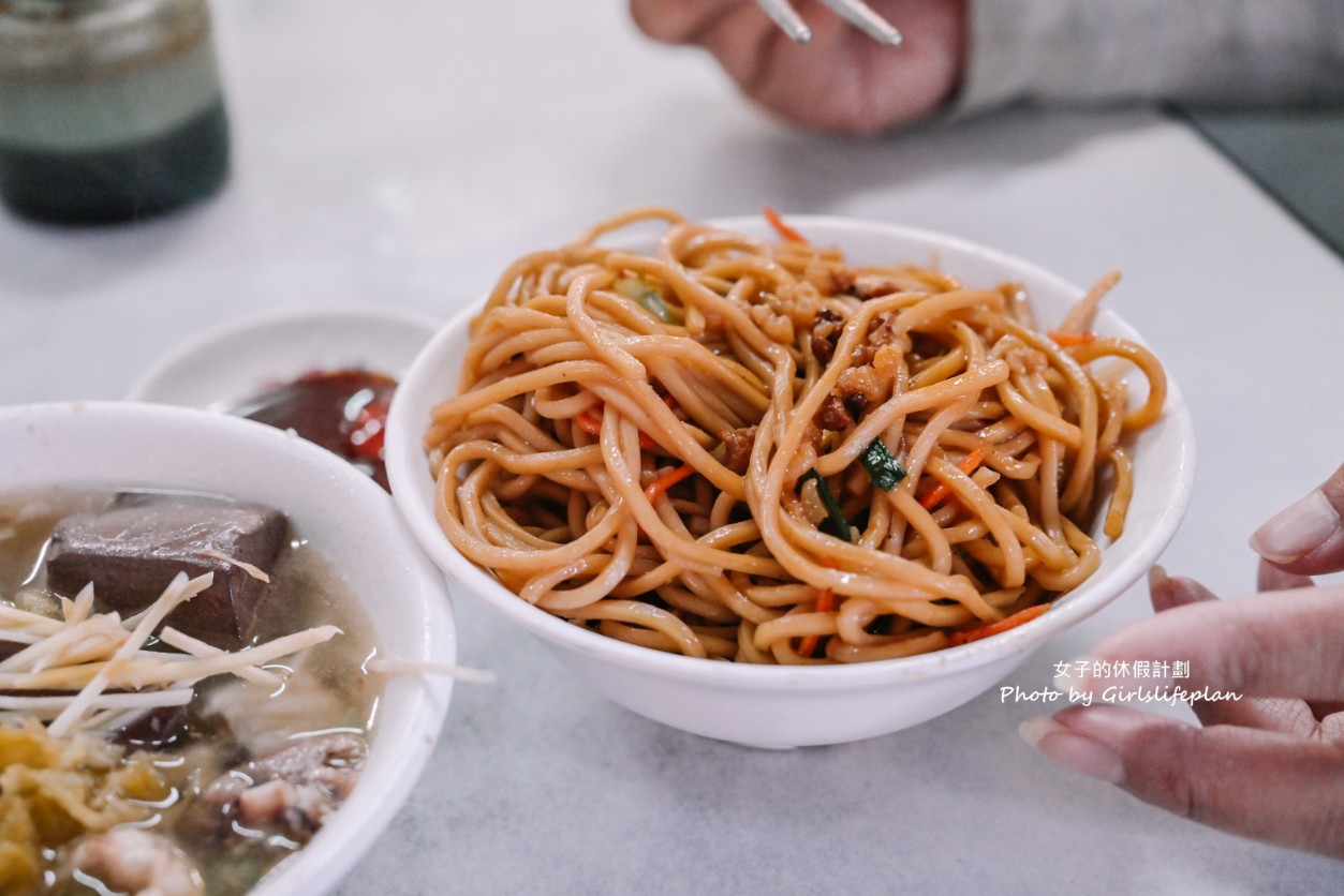 阿婆炒麵｜40年老店，在地人都點隱藏版配豬血湯(外帶) @女子的休假計劃