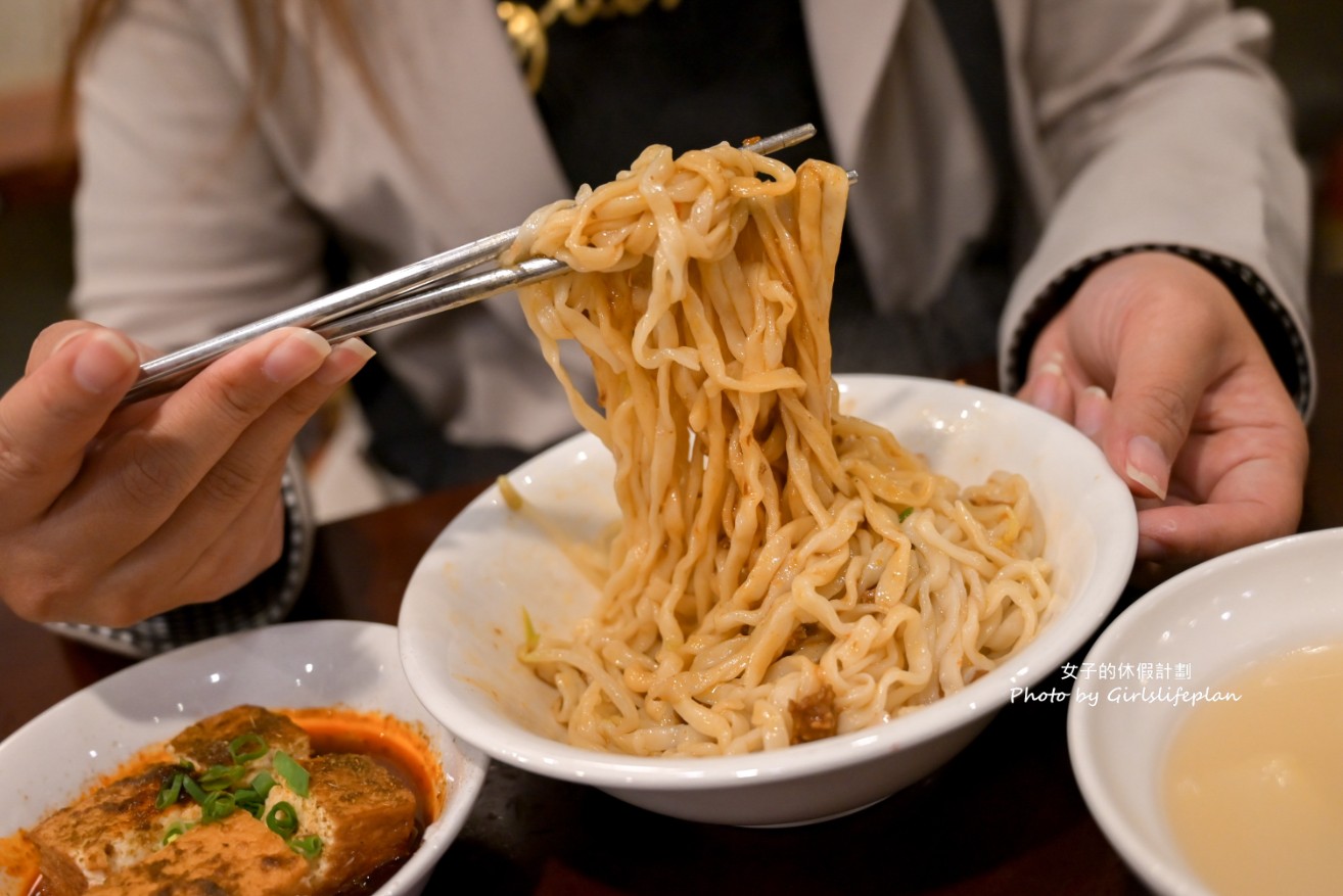 焱馬號｜外觀是中藥行結果是人氣排隊麵店還沒開店就在排隊(外帶) @女子的休假計劃