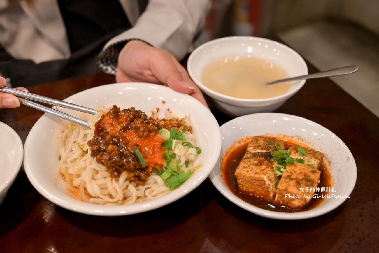 喙蘴號之茂春中藥行｜焱馬號超人氣排隊麵店還沒開店就在排隊(外帶) @女子的休假計劃