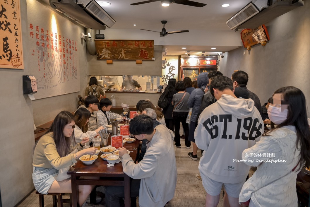 焱馬號｜超人氣排隊麵店還沒開店就在排隊(外帶) @女子的休假計劃