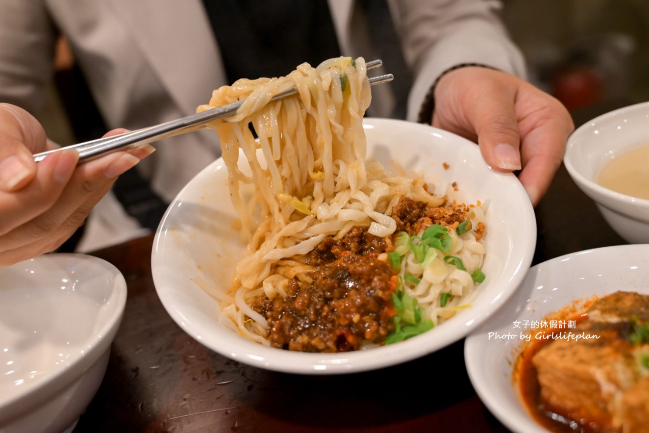 喙蘴號之茂春中藥行｜焱馬號超人氣排隊麵店還沒開店就在排隊(外帶) @女子的休假計劃