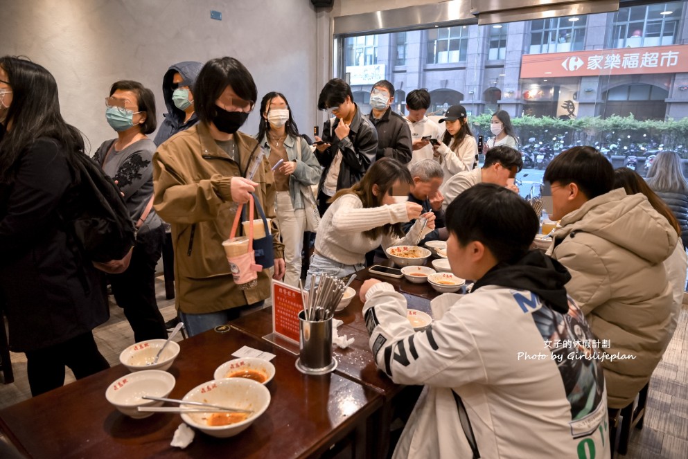 焱馬號｜外觀是中藥行結果是人氣排隊麵店還沒開店就在排隊(外帶) @女子的休假計劃