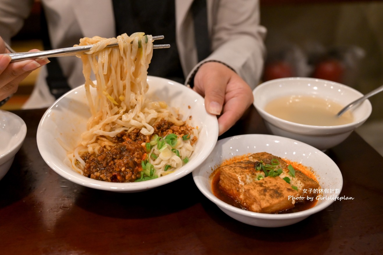 焱馬號｜外觀是中藥行結果是人氣排隊麵店還沒開店就在排隊(外帶) @女子的休假計劃