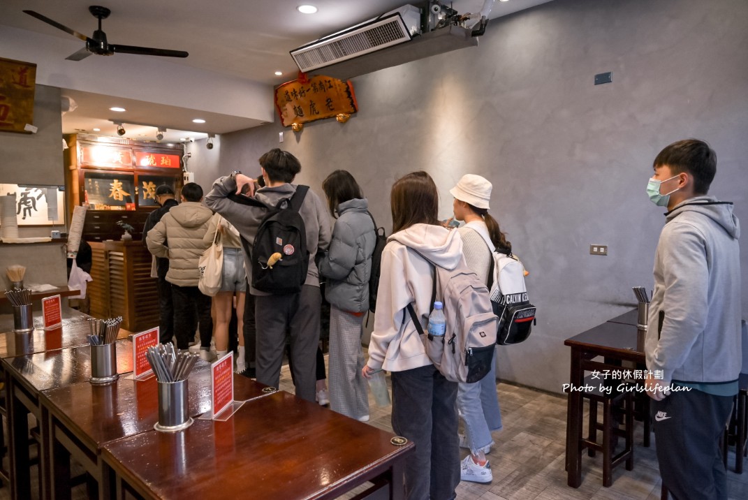 焱馬號｜外觀是中藥行結果是人氣排隊麵店還沒開店就在排隊(外帶) @女子的休假計劃