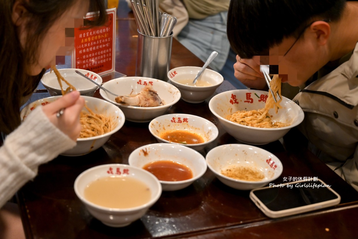 焱馬號｜外觀是中藥行結果是人氣排隊麵店還沒開店就在排隊(外帶) @女子的休假計劃
