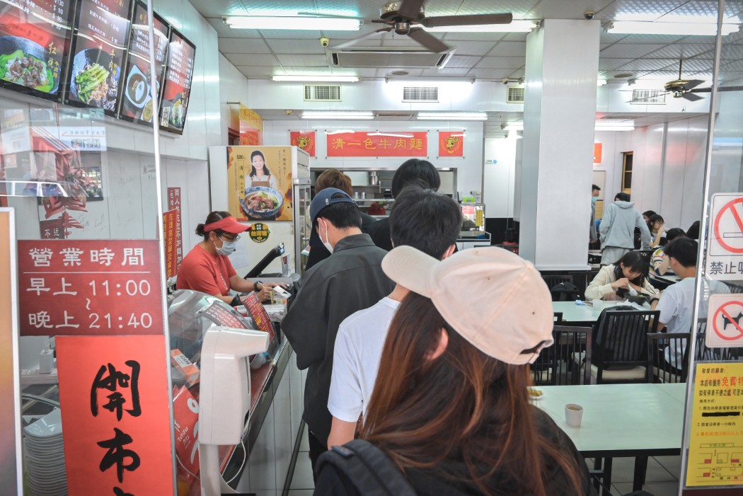 東興市魯肉義，鄉民激推從早上11點營業到凌晨五點超人氣滷肉飯店，酸菜免費吃到飽/外帶 @女子的休假計劃