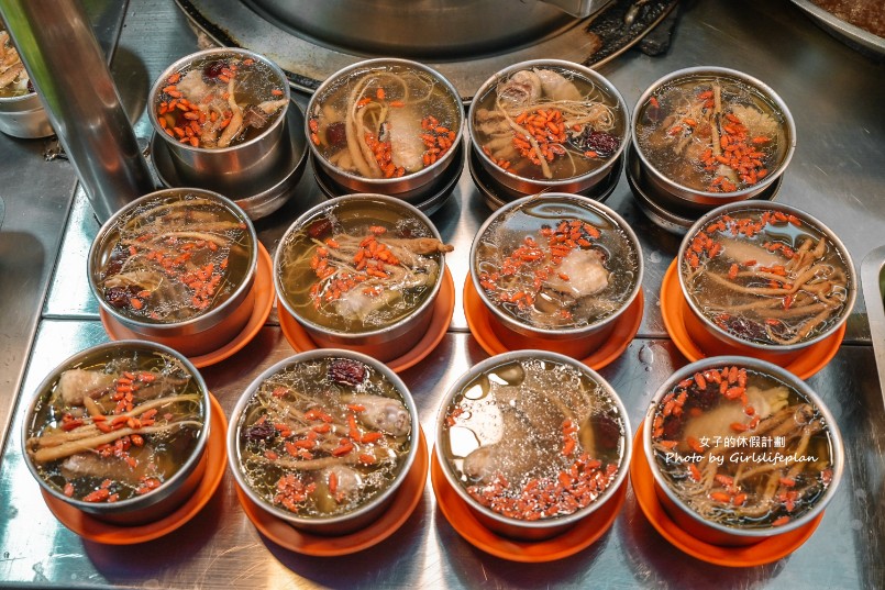 人蔘雞湯花生豬腳湯｜晚上才營業隱藏版小吃攤人蔘雞湯85元有夠超值(外帶) @女子的休假計劃