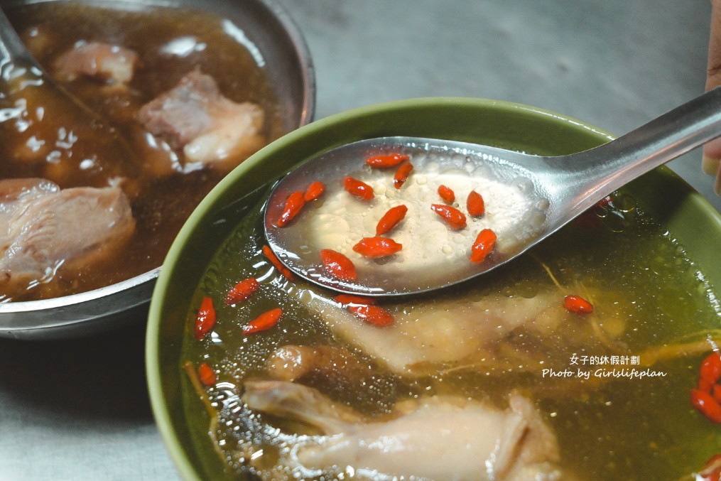 人蔘雞湯花生豬腳湯｜晚上才營業隱藏版小吃攤人蔘雞湯85元有夠超值(外帶) @女子的休假計劃