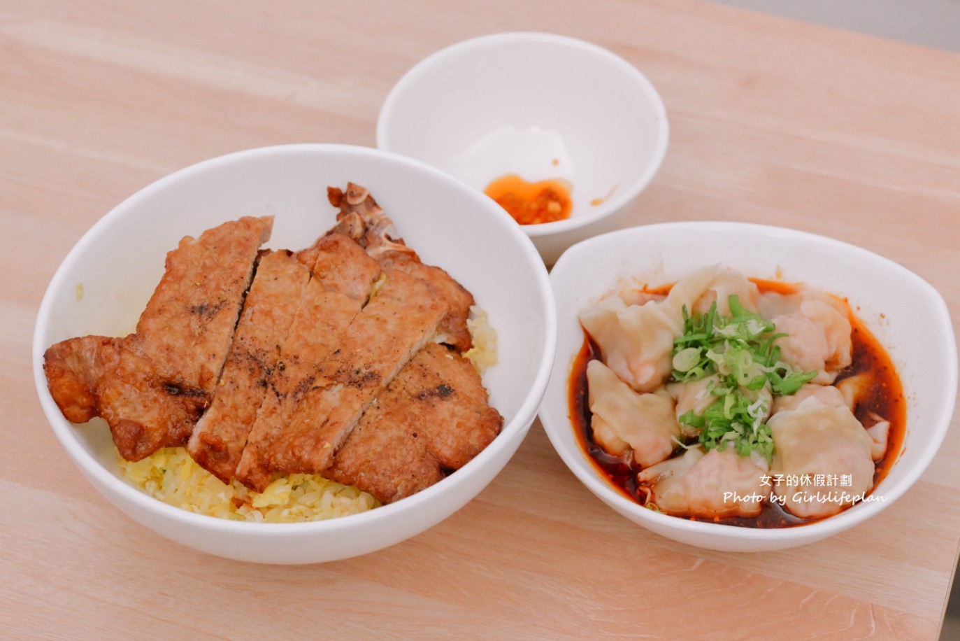 巢飯麵食館｜大推排骨蛋炒飯、鮮蝦紅油炒手(外帶) @女子的休假計劃