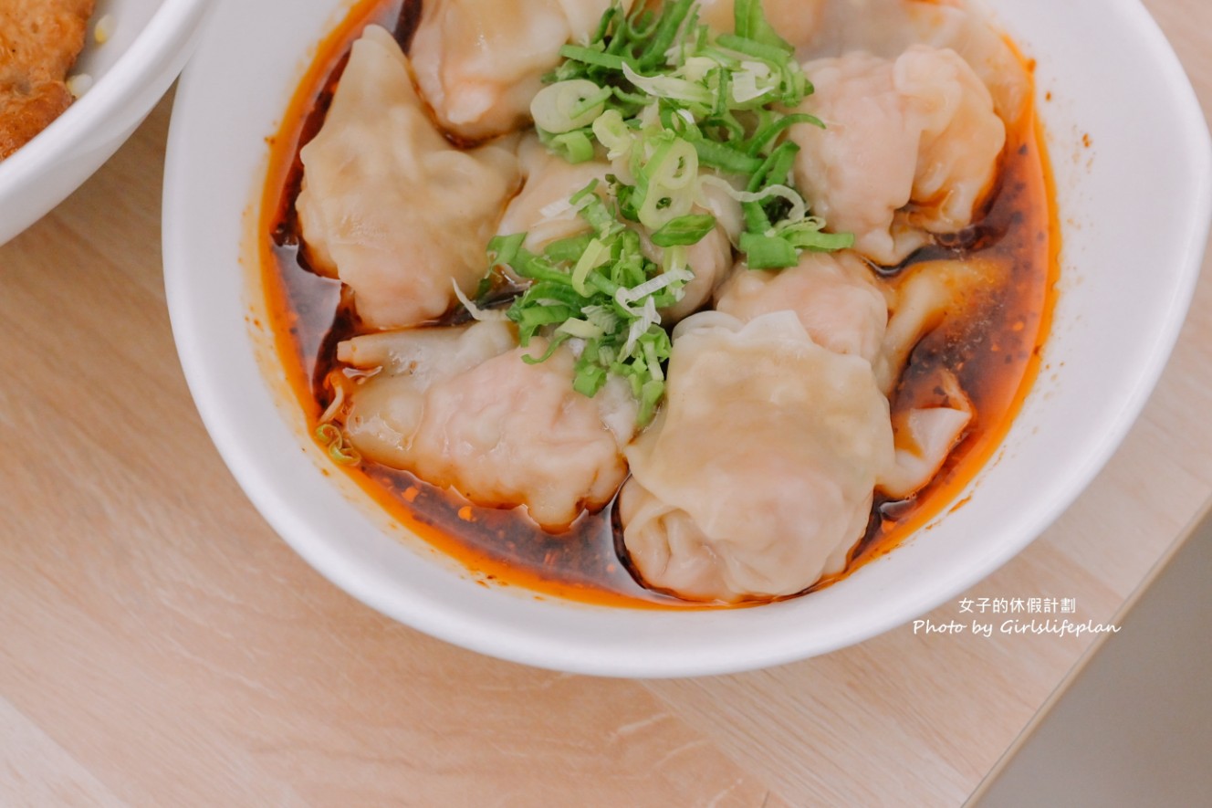 巢飯麵食館｜大推排骨蛋炒飯、鮮蝦紅油炒手(外帶) @女子的休假計劃