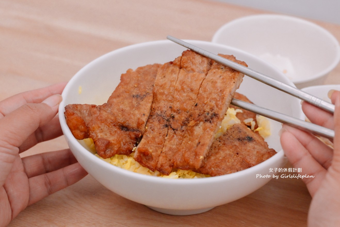 巢飯麵食館｜大推排骨蛋炒飯、鮮蝦紅油炒手(外帶) @女子的休假計劃